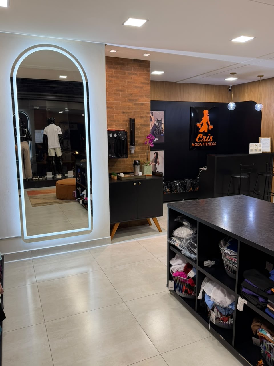 Interior da loja Cris Moda Fitness