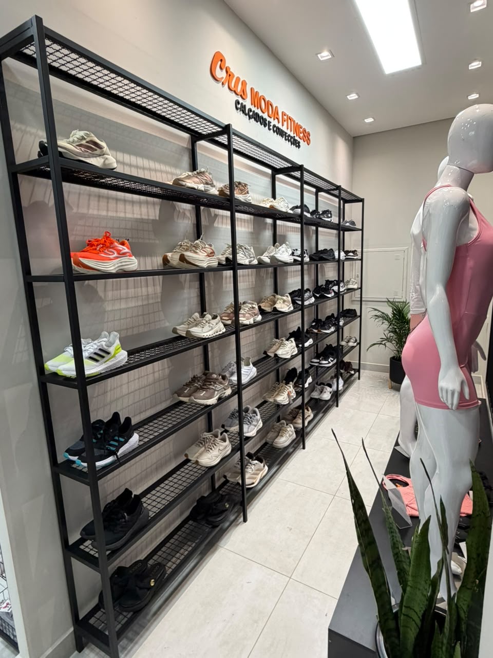 Parede de tênis na loja Cris Moda Fitness